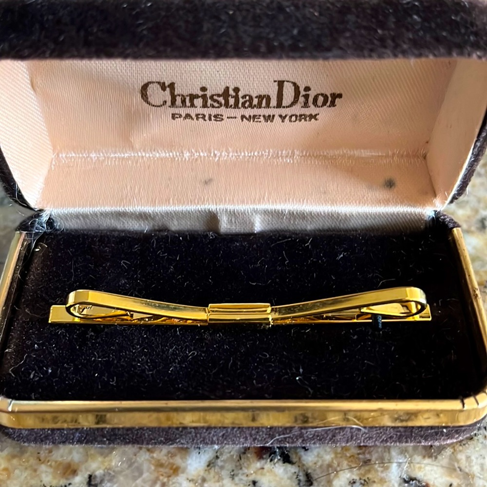 Gold collar bar